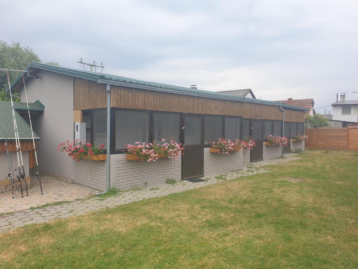 Udicarski Dom Usce Aljmaš Buitenkant foto